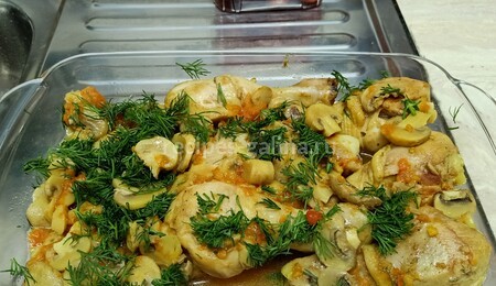 Фото рецепта: Куриные голени с шампиньонами и помидорами