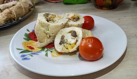 Фото рецепта: Куриный рулет с сыром и грибами в духовке