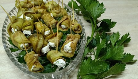 Фото рецепта: Рулетики из баклажанов с творожным сыром и чесноком
