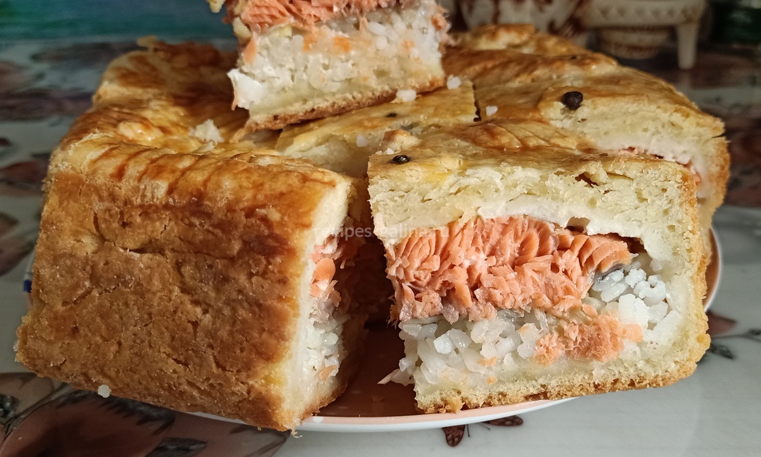 Фото рецепта: Рыбный пирог из слоеного теста - фирменный рецепт