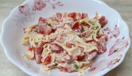 Фото рецепта: Салат с помидорами, сыром и чесноком