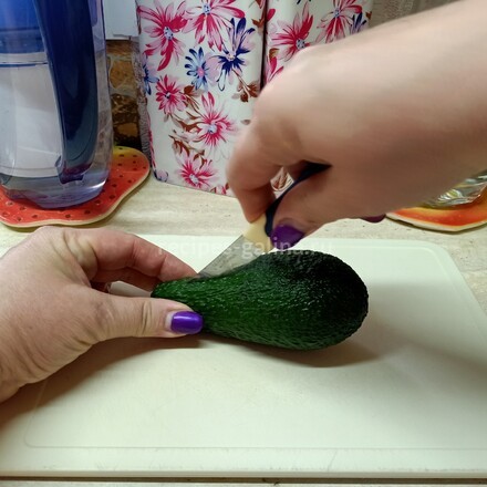 Разрезаем авокадо