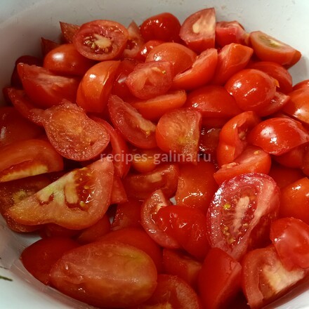 Порезали помидоры на дольки