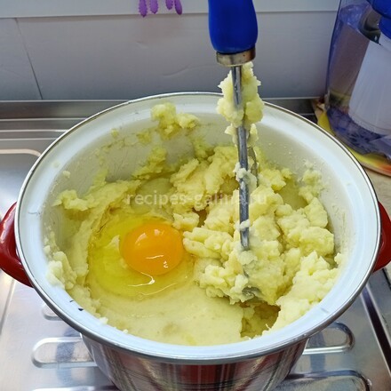 Добавляем сырое куриное яйцо