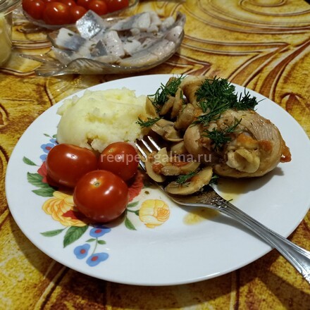 Куриные голени на тарелке с картофельным пюре и свежими помидорами