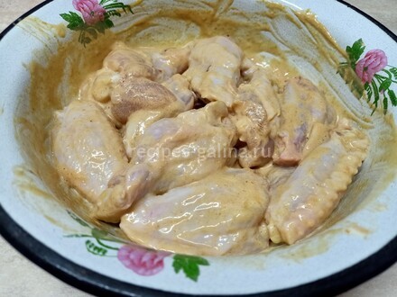 Куриные крылышки в маринаде из соевого соуса, майонеза, горчицы и кетчупа