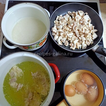 Фото плиты: варится рис, курица, яйца и жарятся грибы