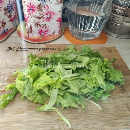 Порвали на кусочки листовой салат
