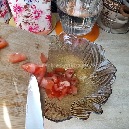 Порезанные помидоры перекладываем в салатник