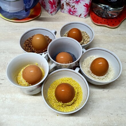 Окунули яйца в крупу