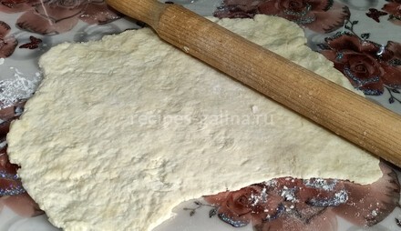 Раскатали тесто для основания рыбного пирога