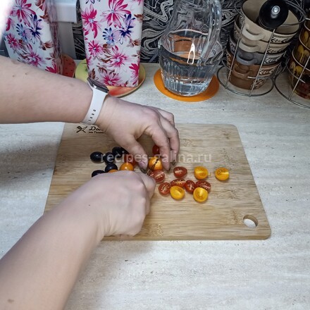 Разрезаем помидоры и маслины