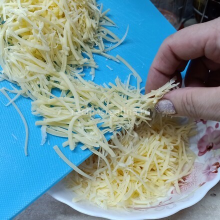Перекладываем натертый сыр в глубокую тарелку