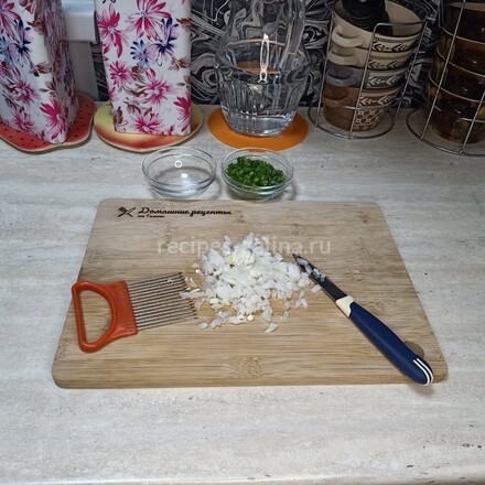 Мелко нарезанный лук для салата