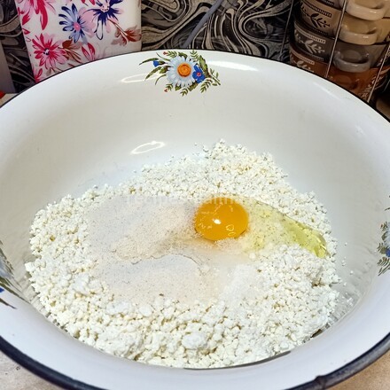 Добавли в творог: сахар с ванилью, яйцо и манку
