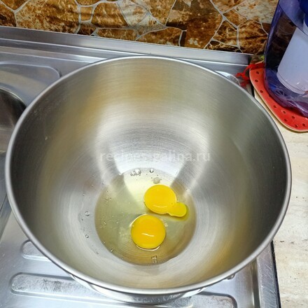 Яйца в чаше миксера