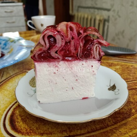 Кусок творожного десерта на блюдце