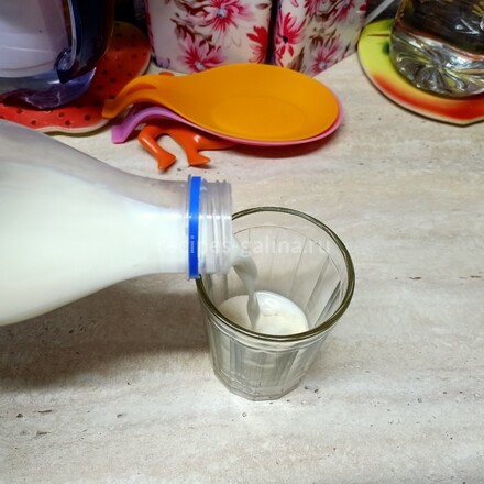 Наливаем молоко в желатин