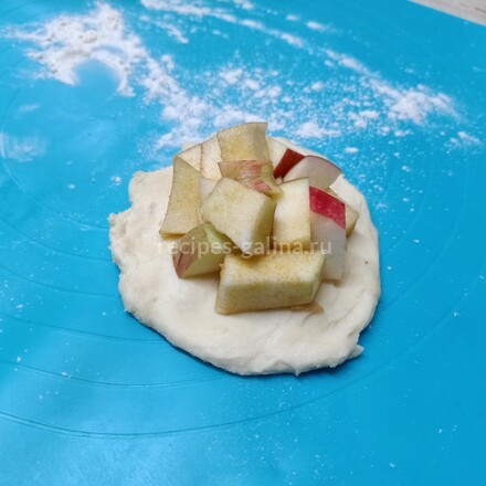 Выложили нарезанные яблоки на тесто