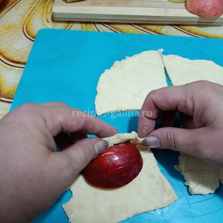 Заворачиваем в тесто яблоко с надрезанной шкуркой