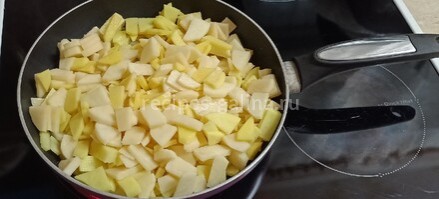 Выкладываем картофель в сковородку