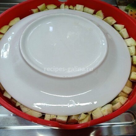 Накрыли тарелкой, чтобы баклажаны остались в воде