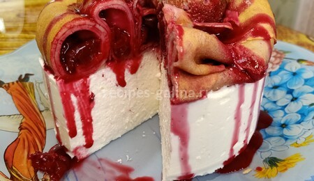 Фото рецепта: Творожный десерт с блинами, фаршированными вишней