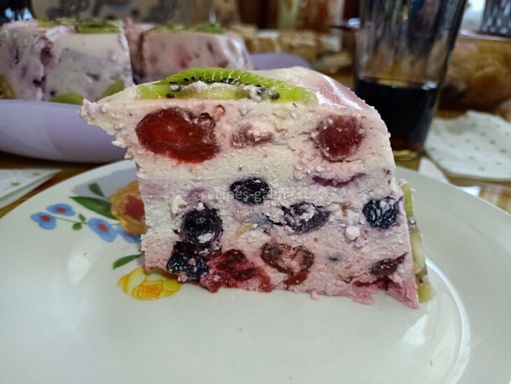 Творожный торт без выпечки с ягодами
