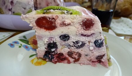 Фото рецепта: Творожный торт без выпечки с ягодами