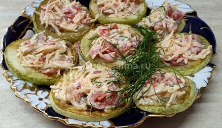 Фото рецепта: Жареные кабачки с помидорами, сыром и чесноком